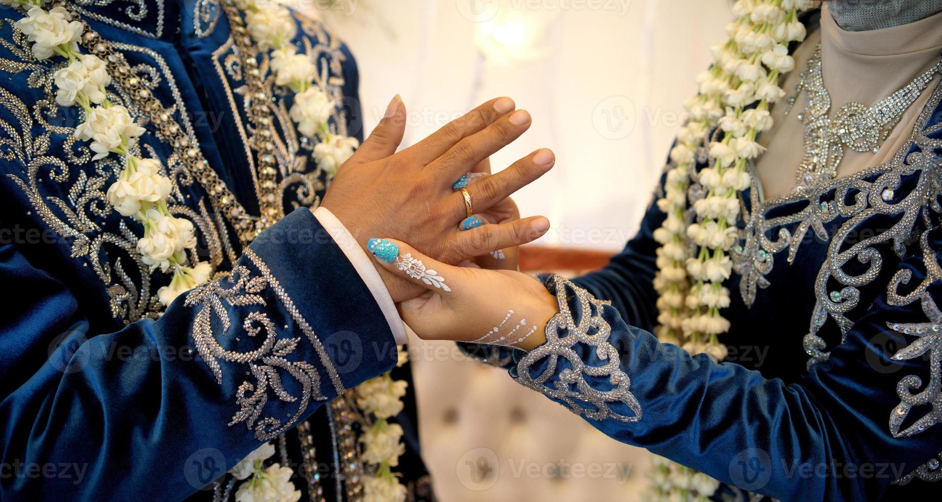 la novia pone el anillo de bodas en la ceremonia de boda tradicional foto