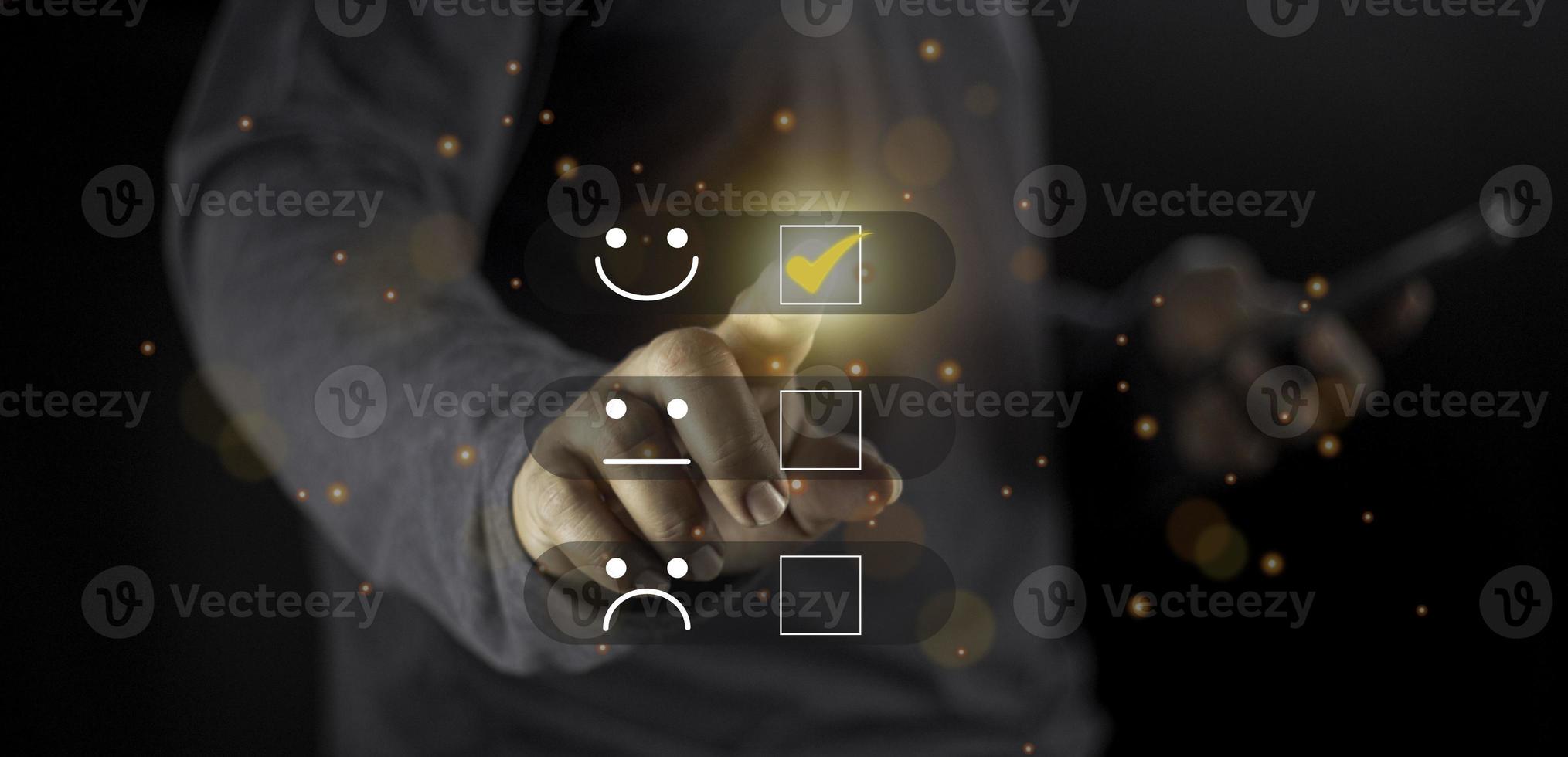 empresario presionando emoticono de cara sonriente en la pantalla táctil virtual. el usuario otorga una calificación a la experiencia del servicio en la aplicación en línea para el concepto de encuesta de retroalimentación de satisfacción de revisión del cliente. foto