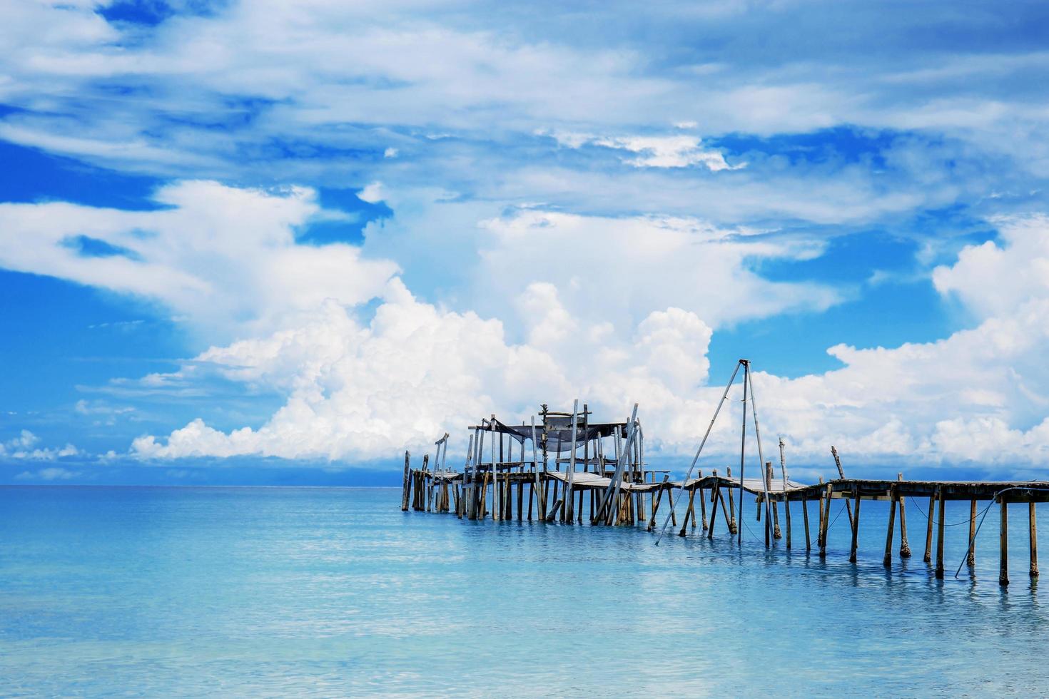 puente en el mar con cielo. foto