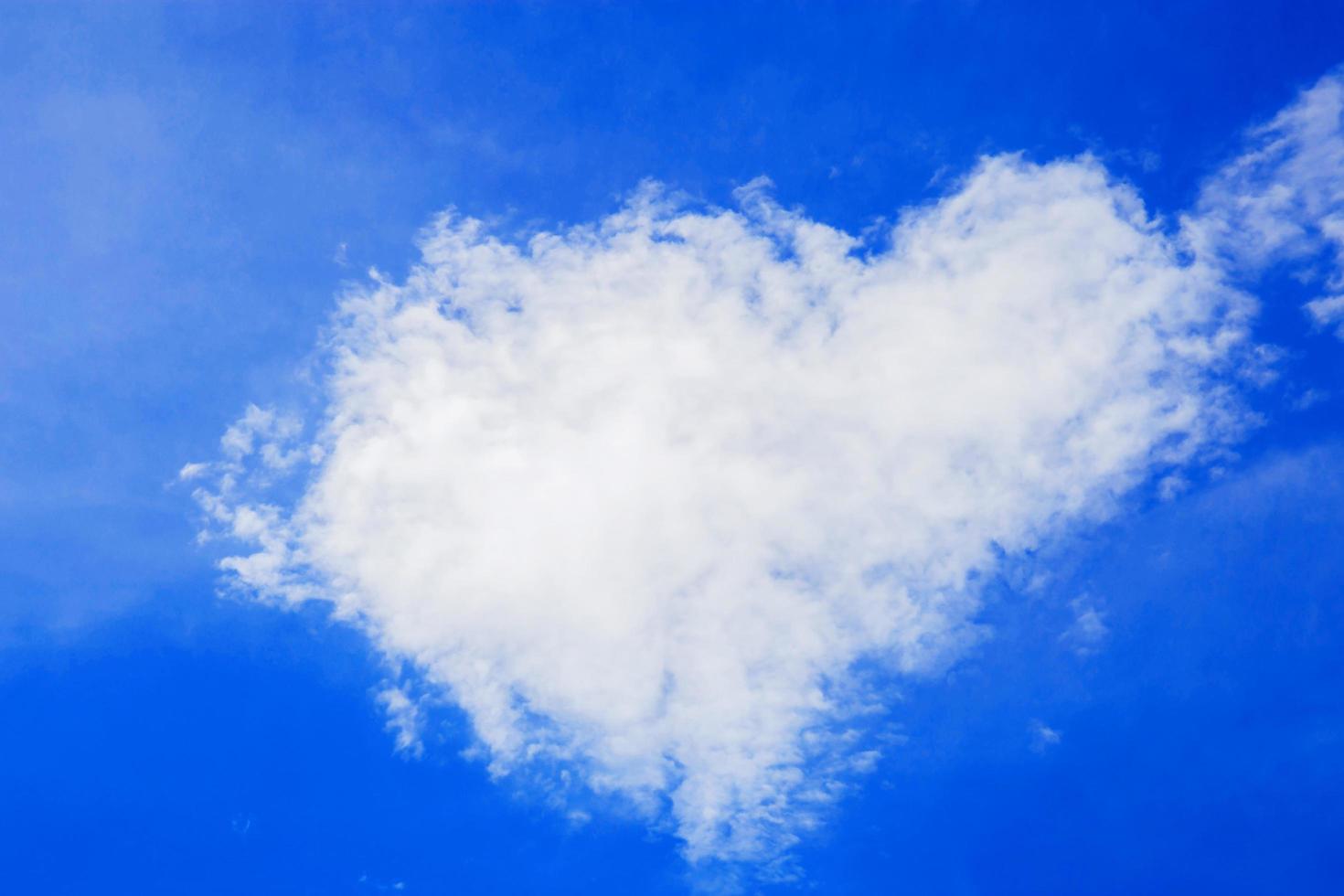 nube de forma de corazón con cielo. foto