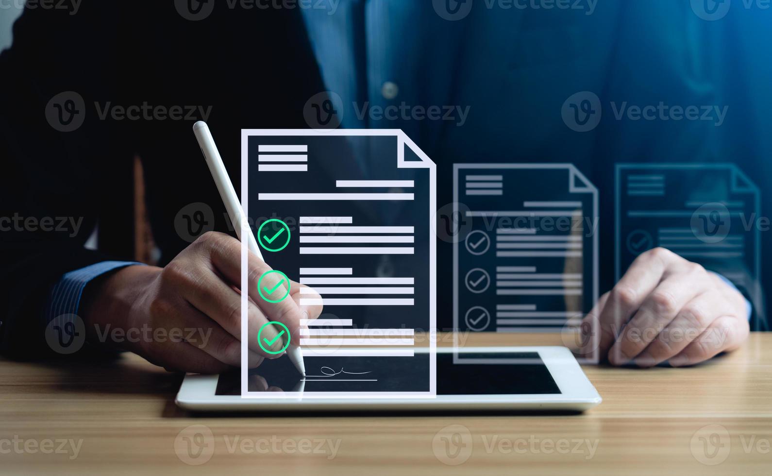 concepto de firma electrónica. hombre de negocios que firma documentos en línea en tableta, sistema de gestión de firma de documentos en línea firma electrónica, firma digital, contrato comercial foto