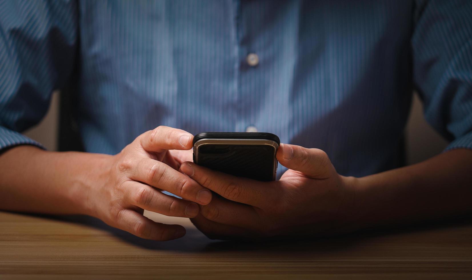 mano de hombre usando un teléfono móvil navegando por aplicaciones de dispositivos móviles, leyendo noticias, chateando o comprando en línea, buscando información en Internet, sosteniendo teléfonos inteligentes, negocios en Internet, marketing digital foto