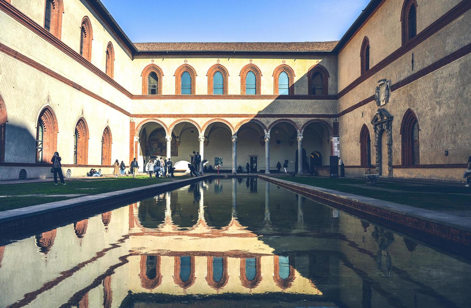 castello sforzesco , milano , italy , 2022 riflessi di corte foto