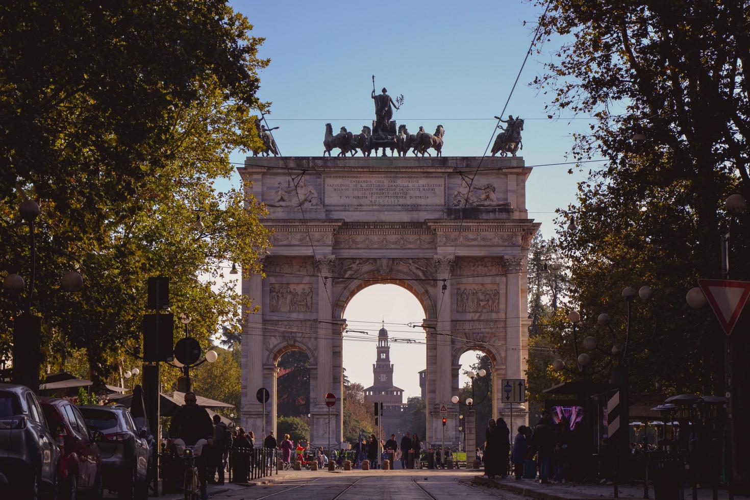 arco della pace , milano , italia , 2022 soleado domingo de noviembre foto