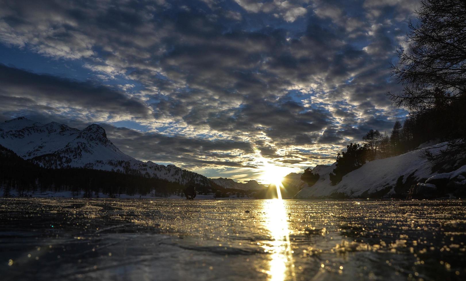 atardecer lago congelado foto