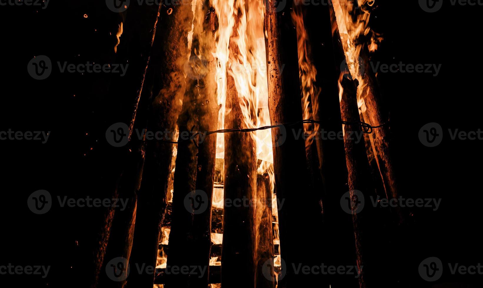 incendio turístico en el bosque. foto