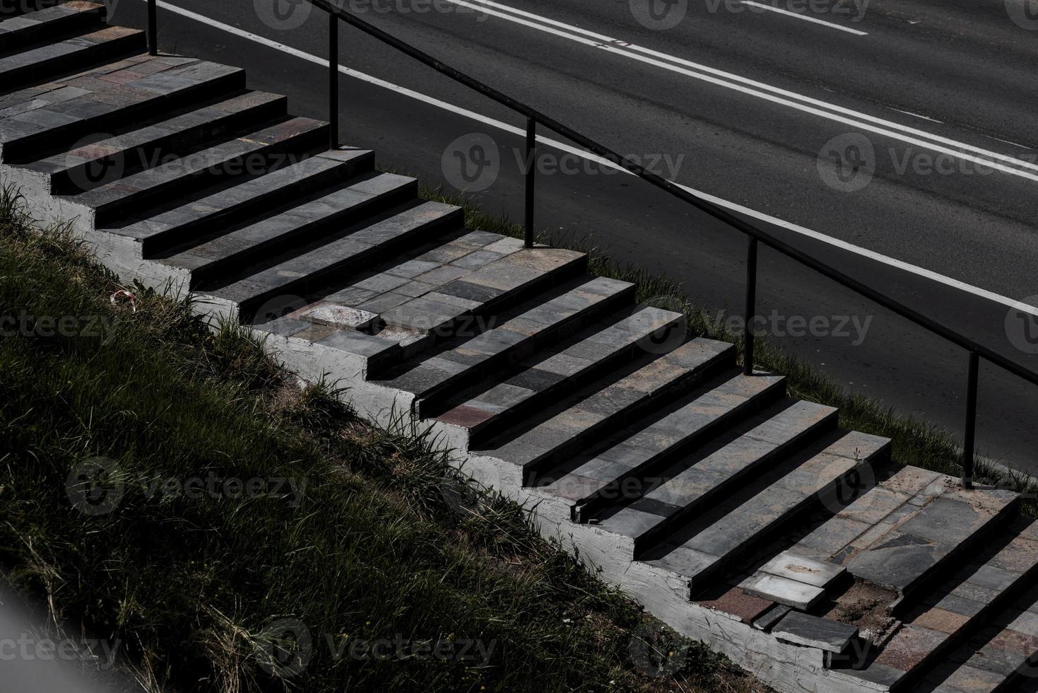 escalones rotos peligrosos al aire libre. foto