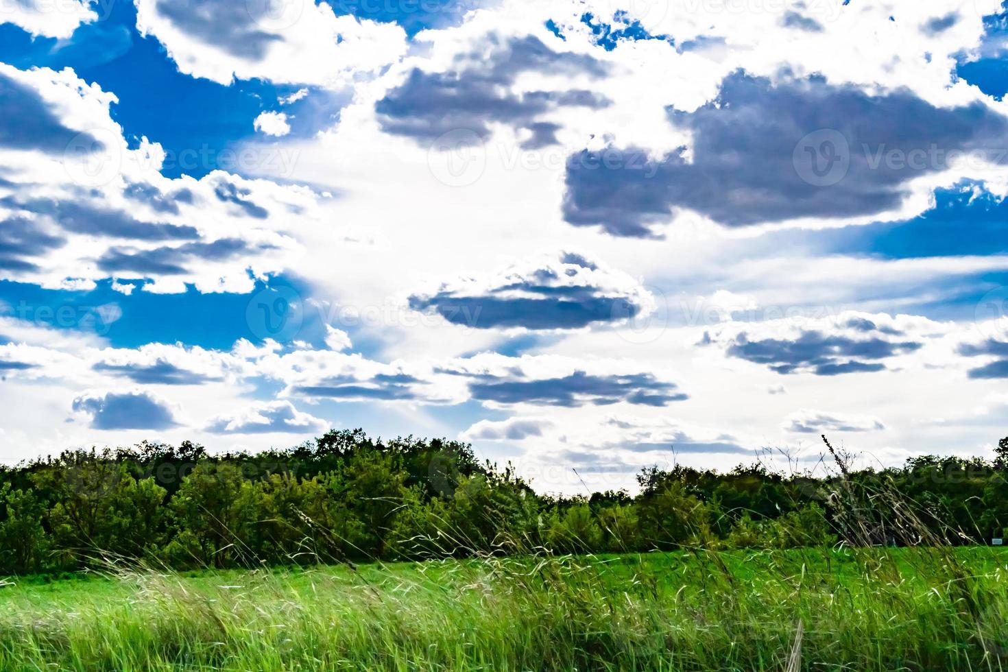 hermoso paisaje de horizonte en la pradera del pueblo sobre fondo natural de color foto