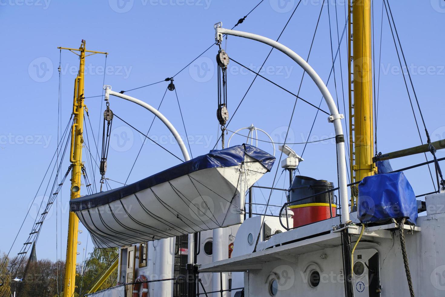 el bote salvavidas de madera está suspendido del barco de popa. 18784888  Foto de stock en Vecteezy