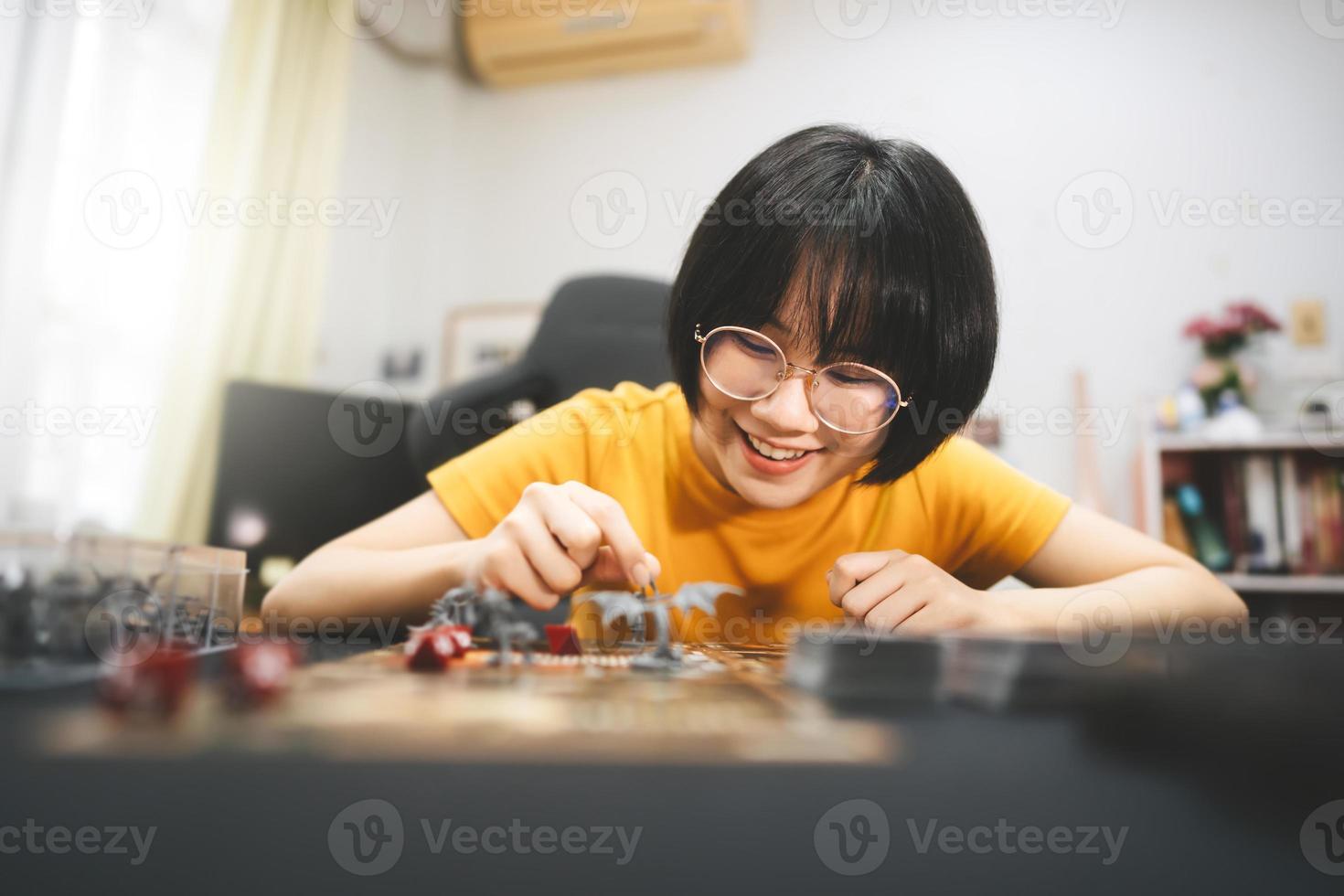 mujer asiática adulta joven que disfruta de los juegos de mesa y juegos de mesa foto