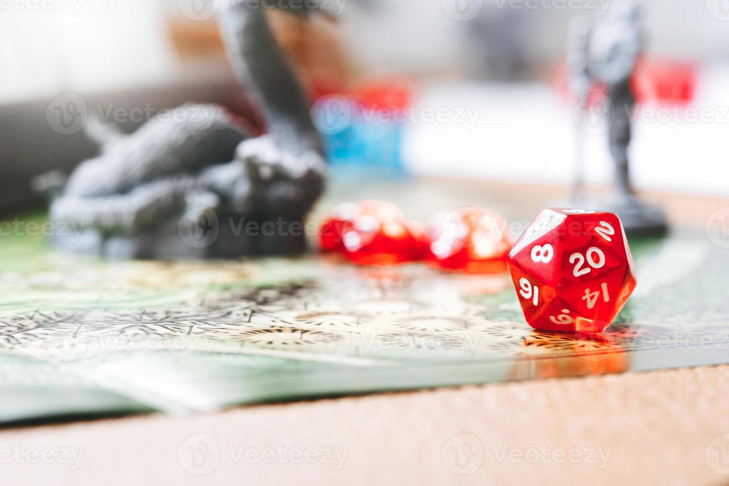 Coloque los dados d20 en el papel del personaje para crear juegos de mesa y juegos de rol de fantasía y aventura. foto