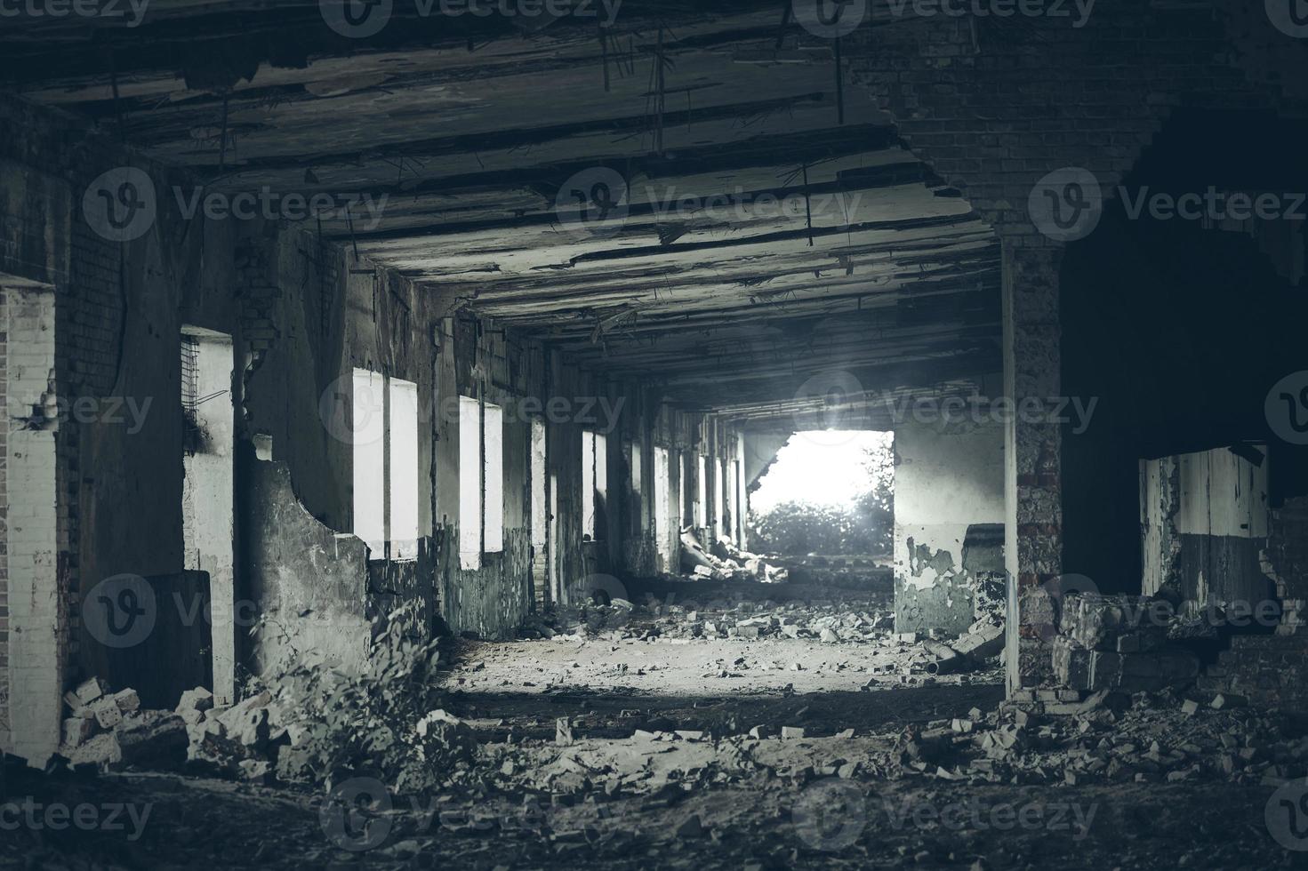 interior de edificio abandonado, ruinas de fábrica industrial, pasillo oscuro en locales abandonados aterradores foto