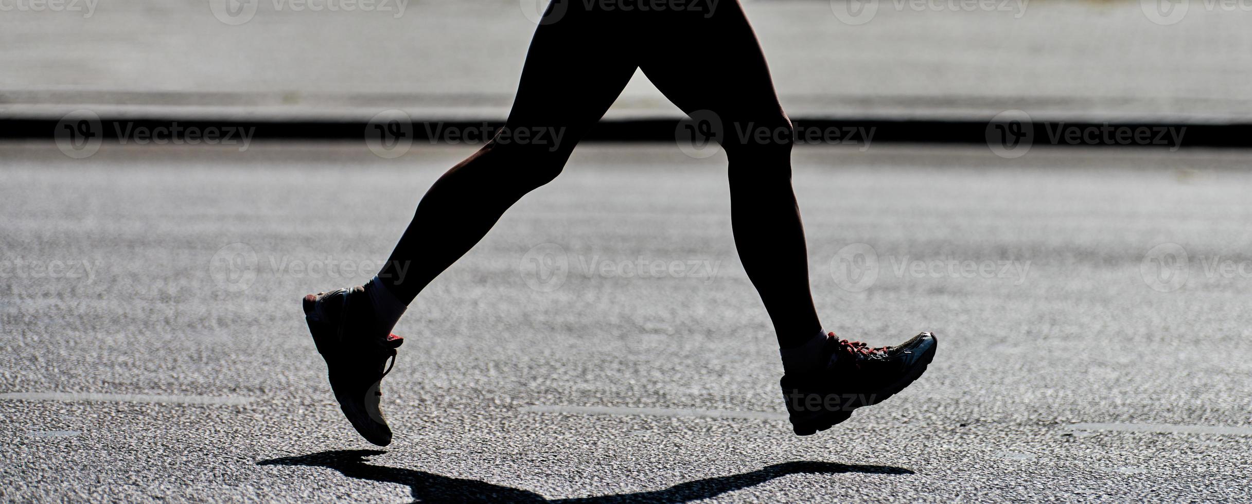 silueta de mujer corriendo foto