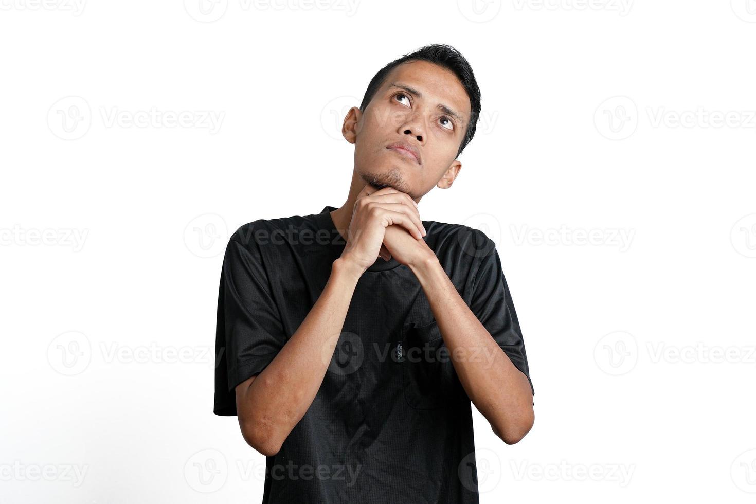 hombre asiático con camiseta negra de entrenamiento, pensamiento gestual o idea. aislado por fondo blanco foto