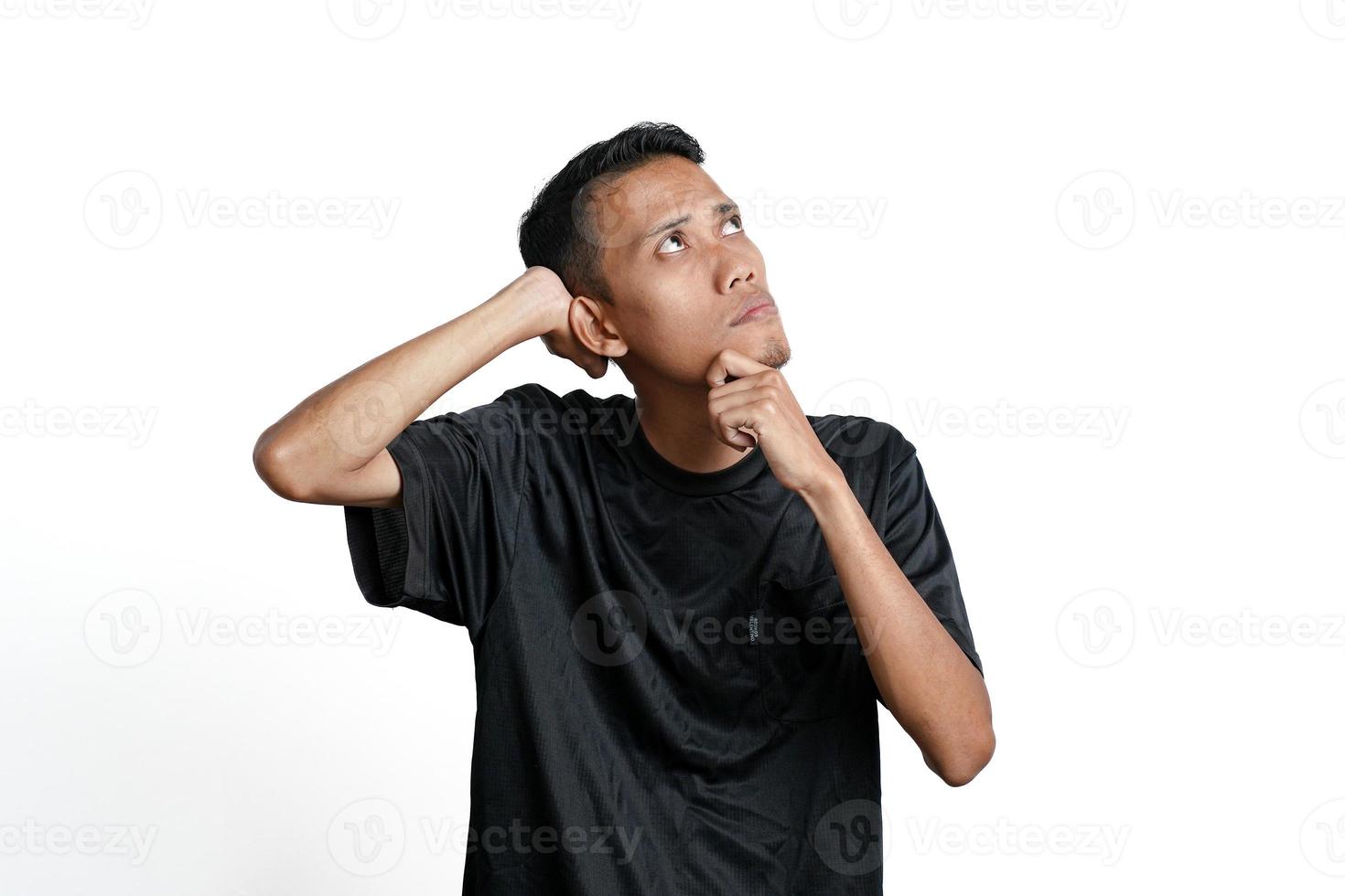 hombre asiático con camiseta negra de entrenamiento, pensamiento gestual o idea. aislado por fondo blanco foto