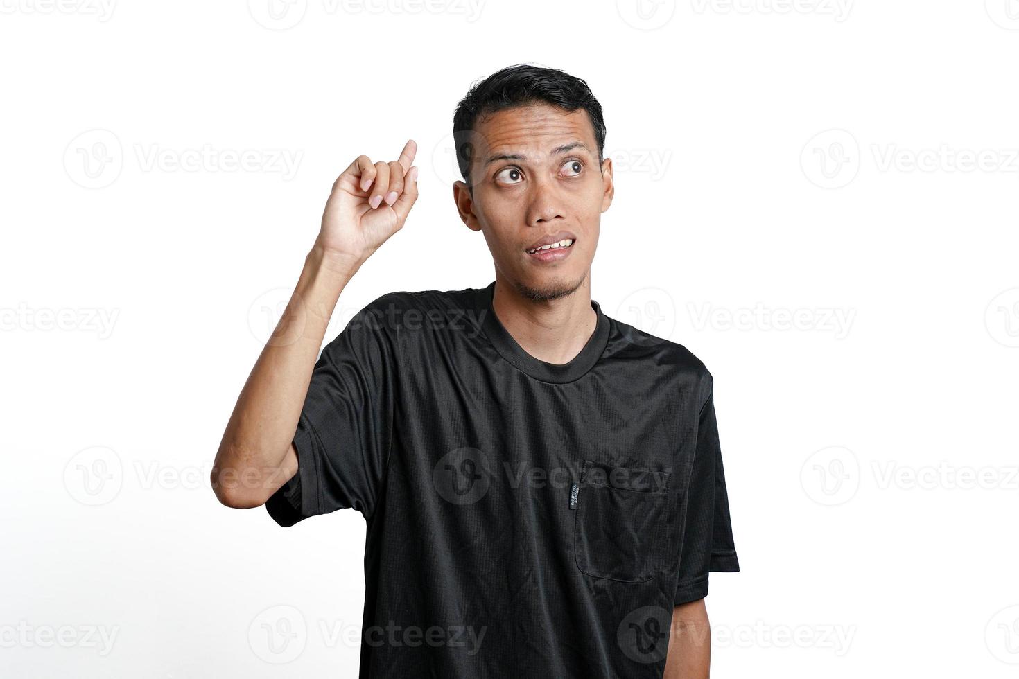 hombre asiático con camiseta negra de entrenamiento, pensamiento gestual o idea. aislado por fondo blanco foto