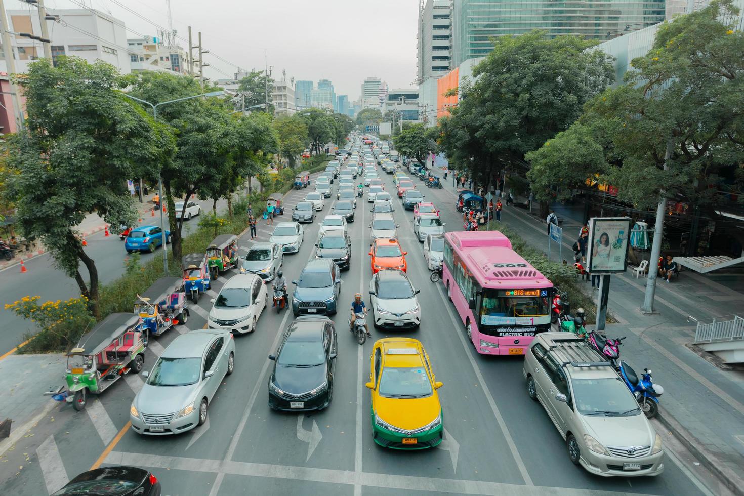 9 November 2022, Bangkok Thailand Traffic conditions and a large number of cars on the road. photo