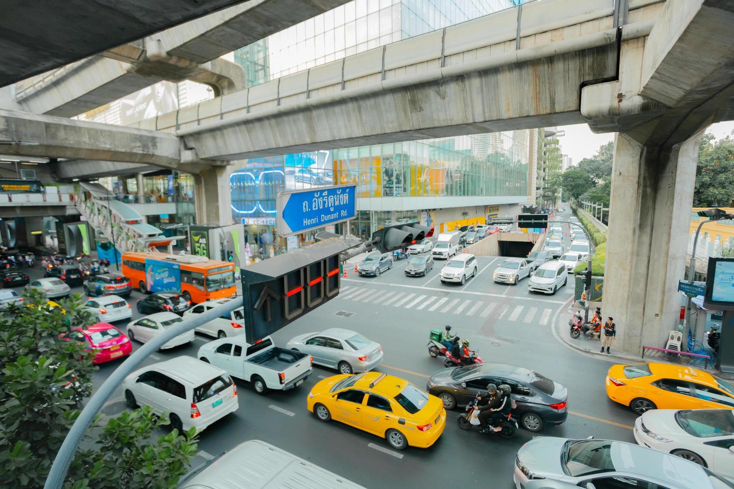 9 November 2022, Bangkok Thailand Traffic conditions and a large number of cars on the road. photo
