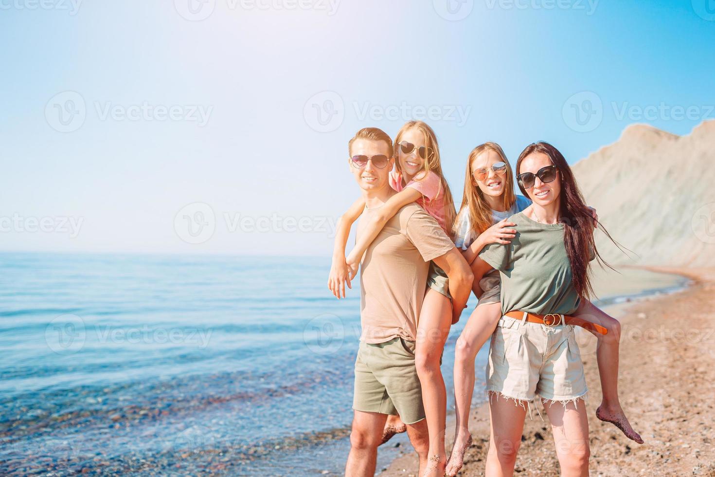 familia joven de vacaciones diviértete mucho foto