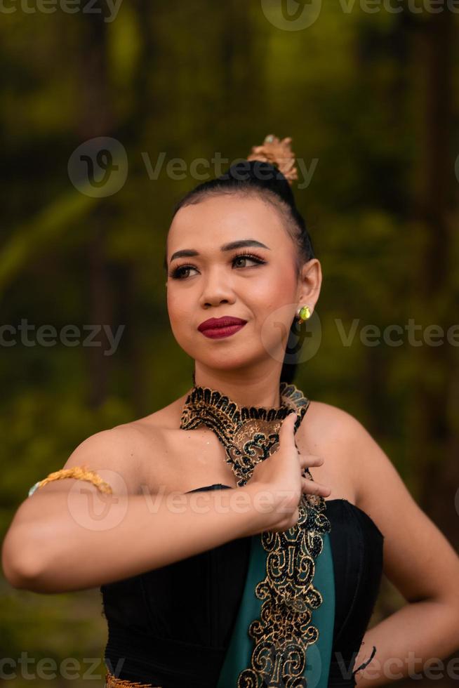 hermoso rostro de una mujer javanesa con un traje de baile tradicional antes de que comience el espectáculo de baile foto