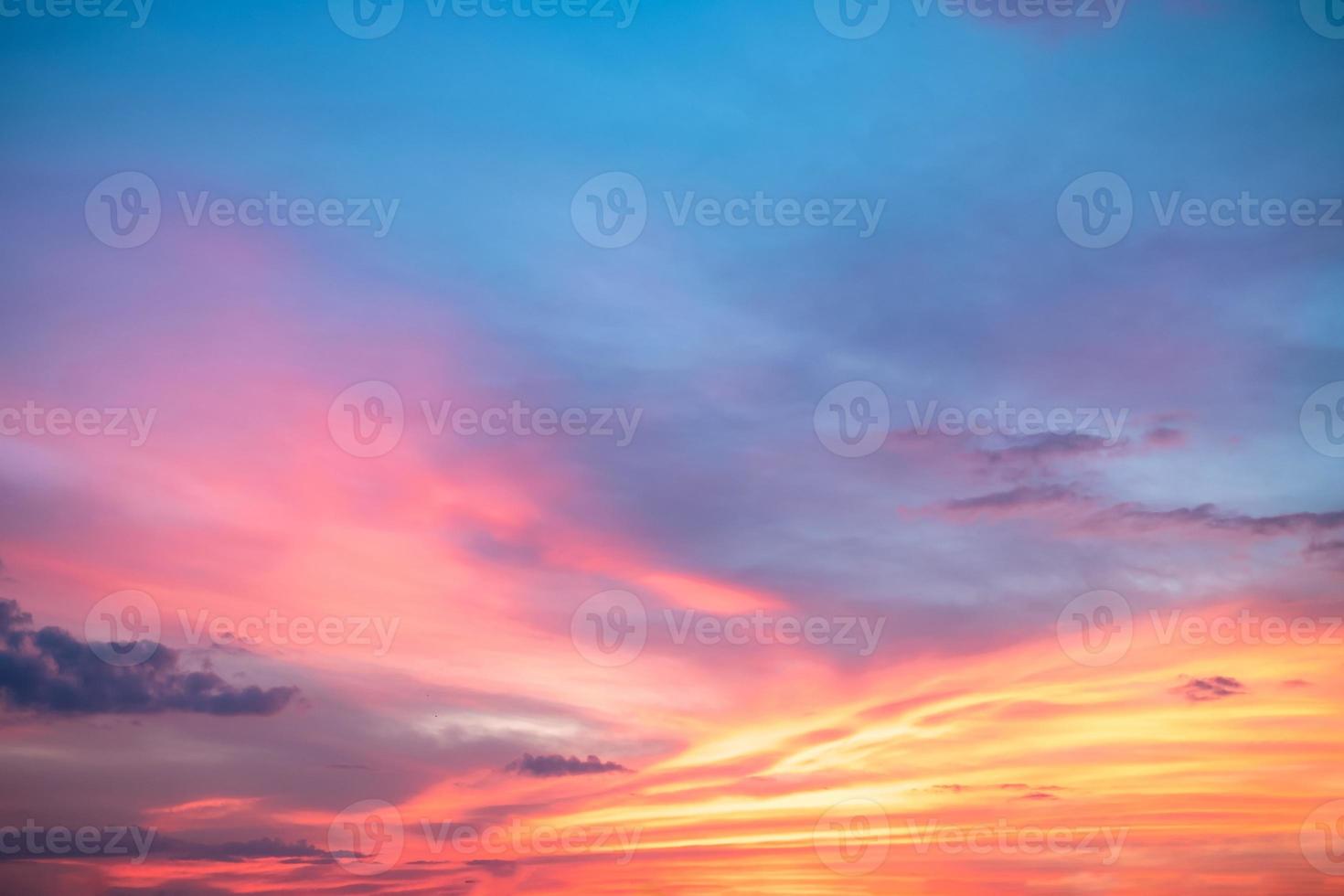 hermosas nubes de color naranja degradado y ranibow y luz solar en el cielo azul perfecto para el fondo, tomar en everning, crepúsculo foto