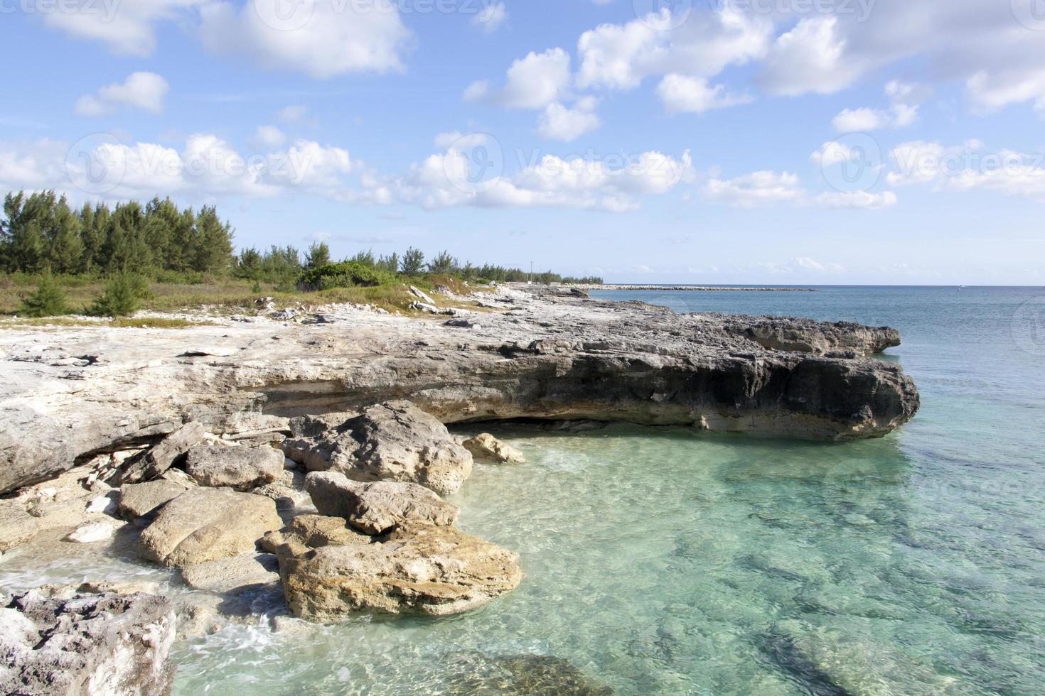 isla de gran bahama rocas erosionadas y aguas transparentes foto