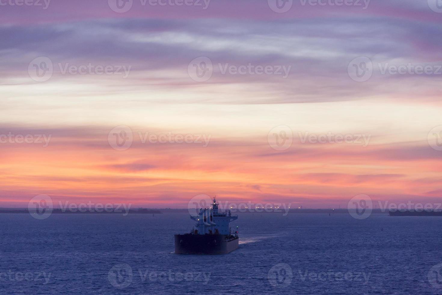 barco industrial de la bahía de hillsborough de tampa al amanecer foto