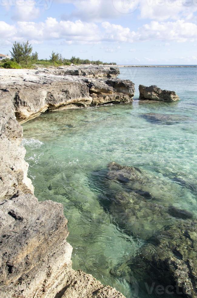 agua verde de la isla de gran bahama y costa erosionada foto