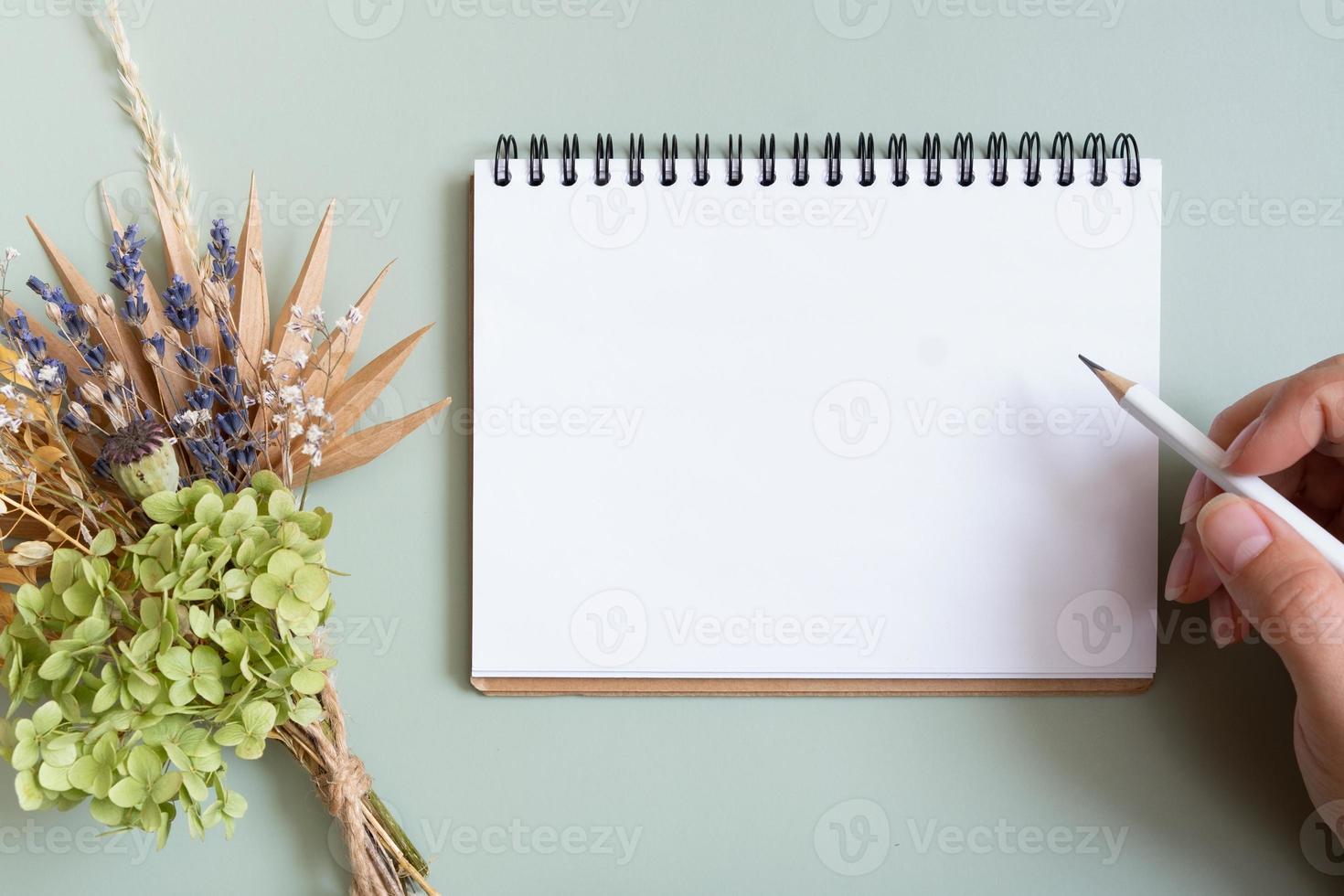 cuaderno de papel de hoja en blanco en la vista superior de fondo de color. endecha plana foto