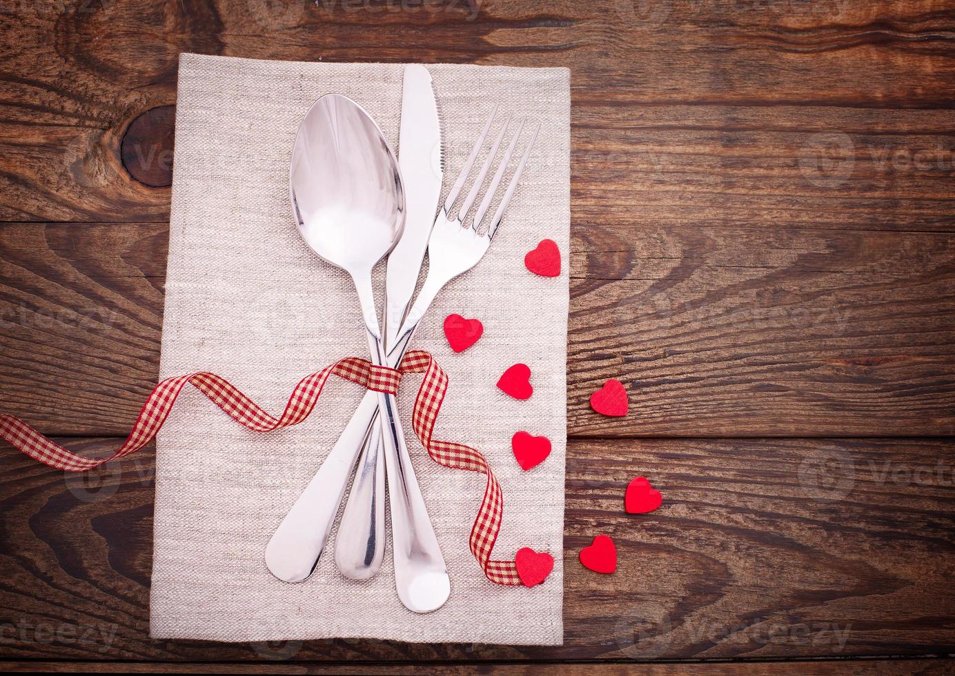 cena de San Valentín sobre fondo de madera foto