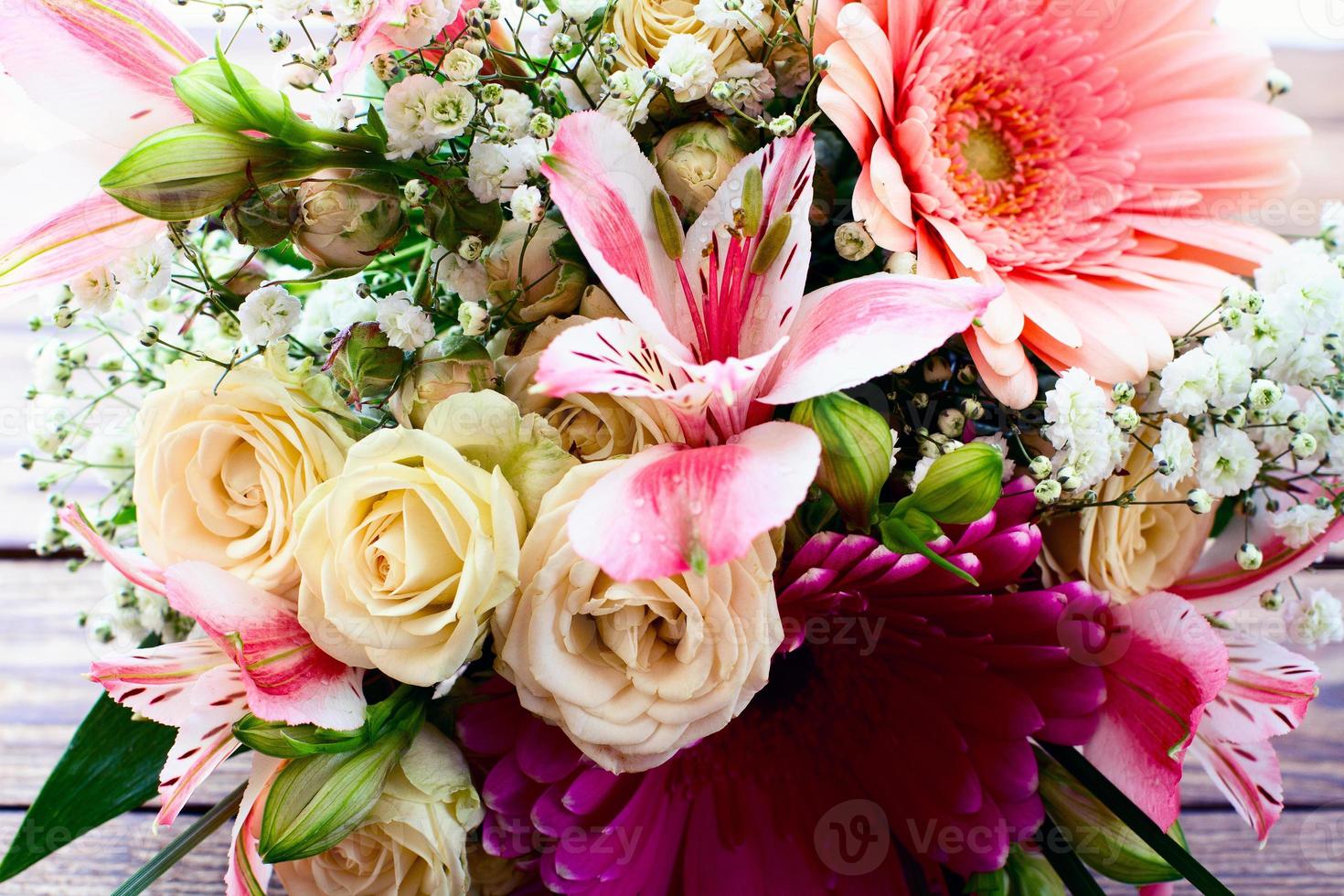 ramo de novia flores rosas sobre superficie de madera. foto