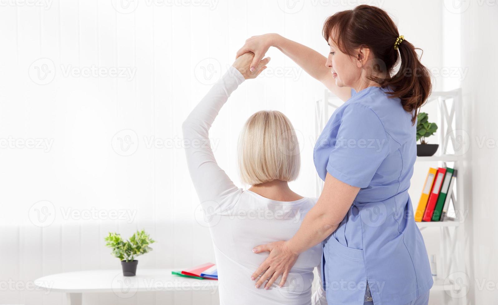 imagen de una mujer de mediana edad durante la rehabilitación en una clínica profesional foto