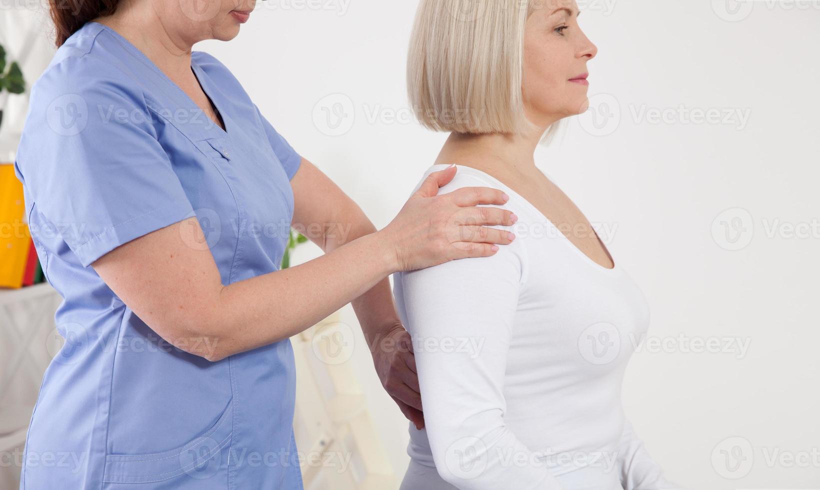 fisioterapia, tratamiento de rehabilitación de lesiones deportivas. mujer con ajuste de espalda quiropráctico. osteopatía, medicina alternativa, concepto de alivio del dolor. foto