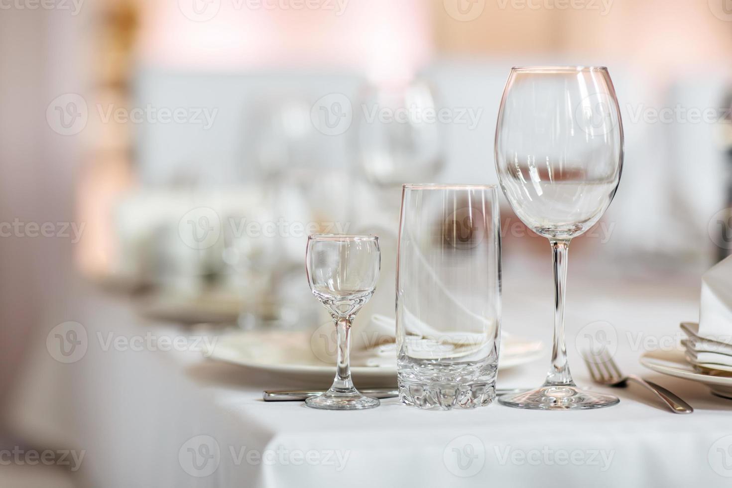 cerrar la imagen de vasos vacíos en el restaurante. enfoque selectivo. vasos vacíos en la mesa foto