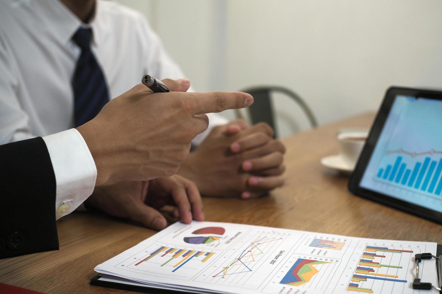 los hombres de negocios juntos intercambian ideas para calcular datos estadísticos de presupuestos de inversión, haciendo nuevos proyectos. foto