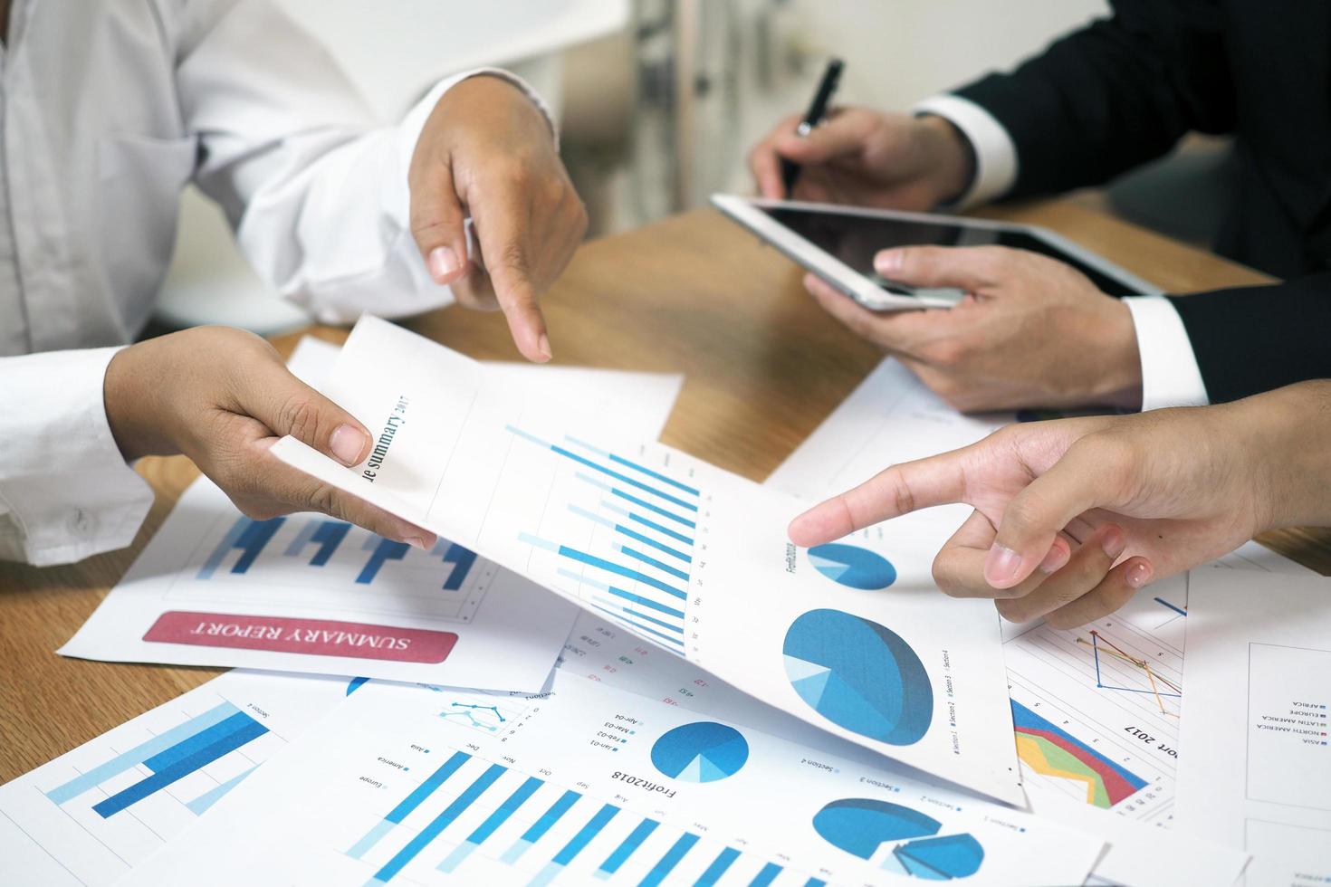 Lluvia de ideas sobre planes de inversión en bolsa. con datos estadísticos que muestran ganancias e ingresos. concepto de trabajo en equipo foto