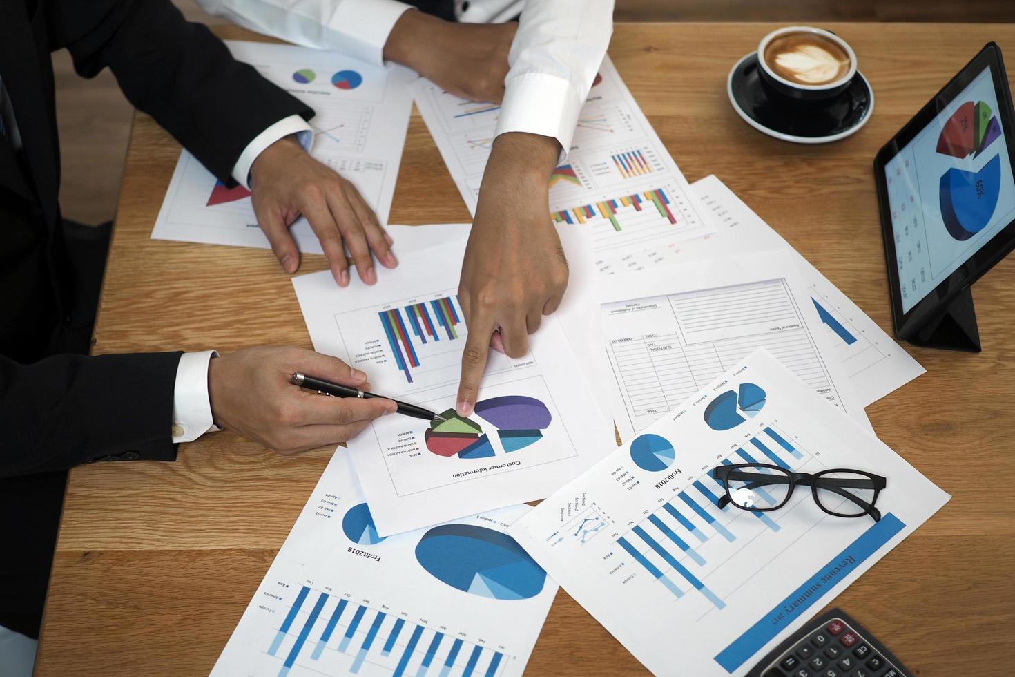 Lluvia de ideas sobre planes de inversión en bolsa. con datos estadísticos que muestran ganancias e ingresos. concepto de trabajo en equipo foto