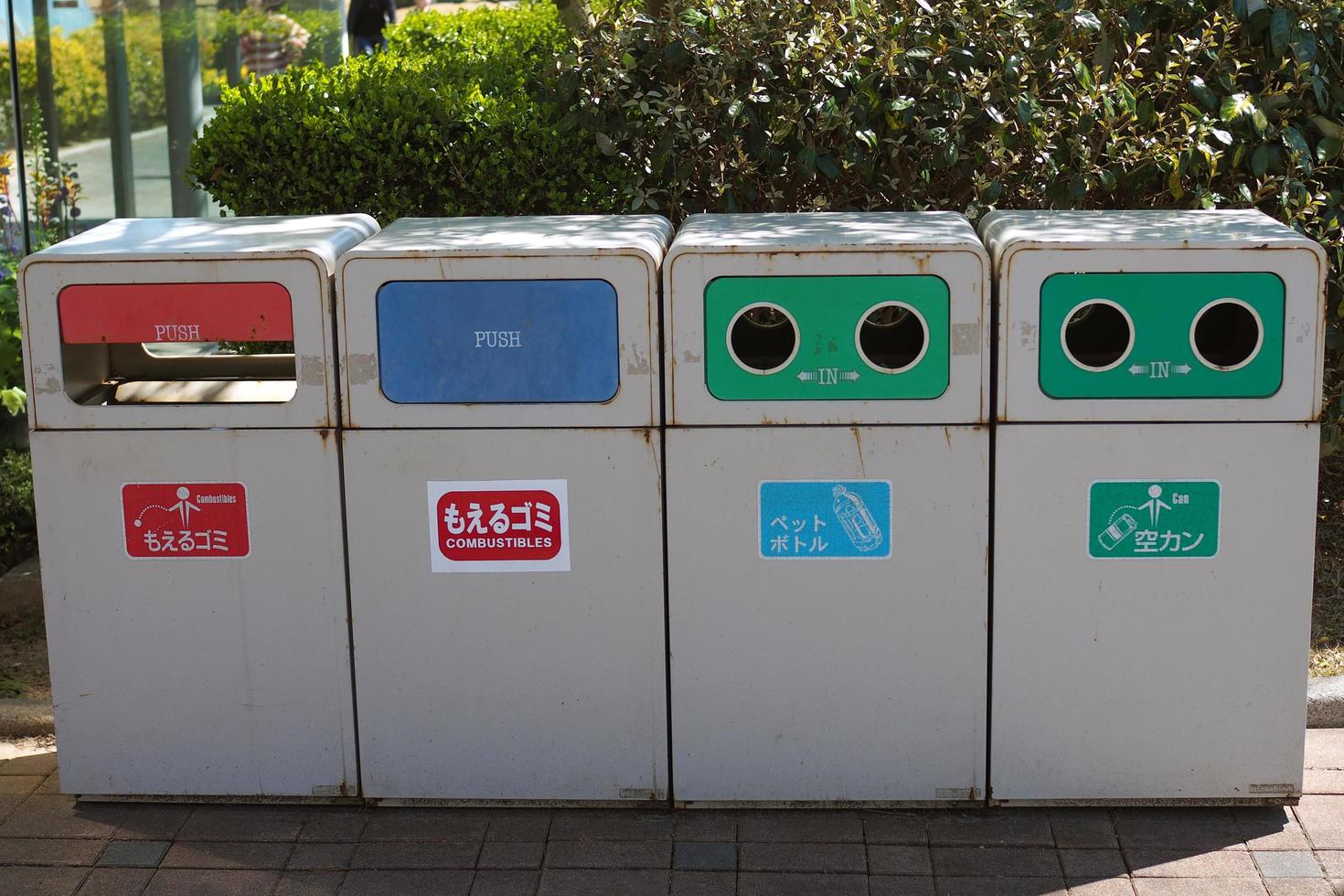 imagen de contenedores de reciclaje de varios colores, clasificando desechos para reciclar y destruir, como metal, plástico, papel, chatarra de vidrio foto