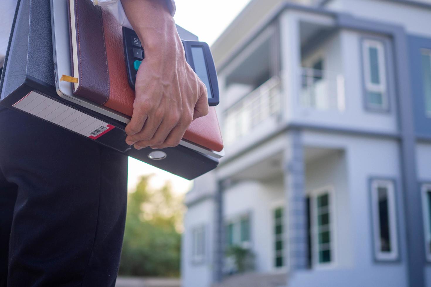 un hombre de negocios se llevó a casa cigarrillos, documentos y cuadernos de trabajo. política de trabajo desde casa foto