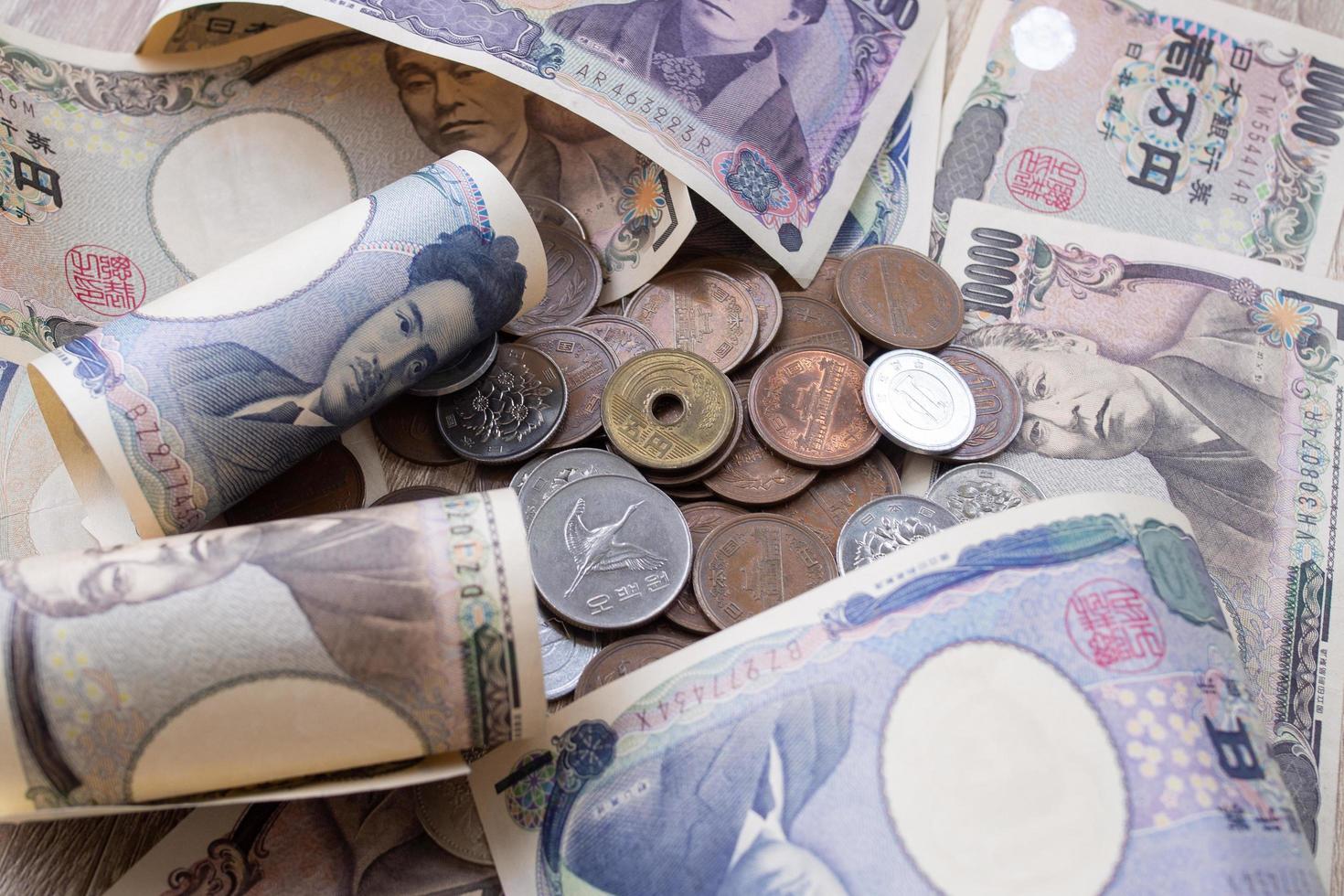 The Japanese currency uses a medium to exchange goods and services for payment or others as needed. photo