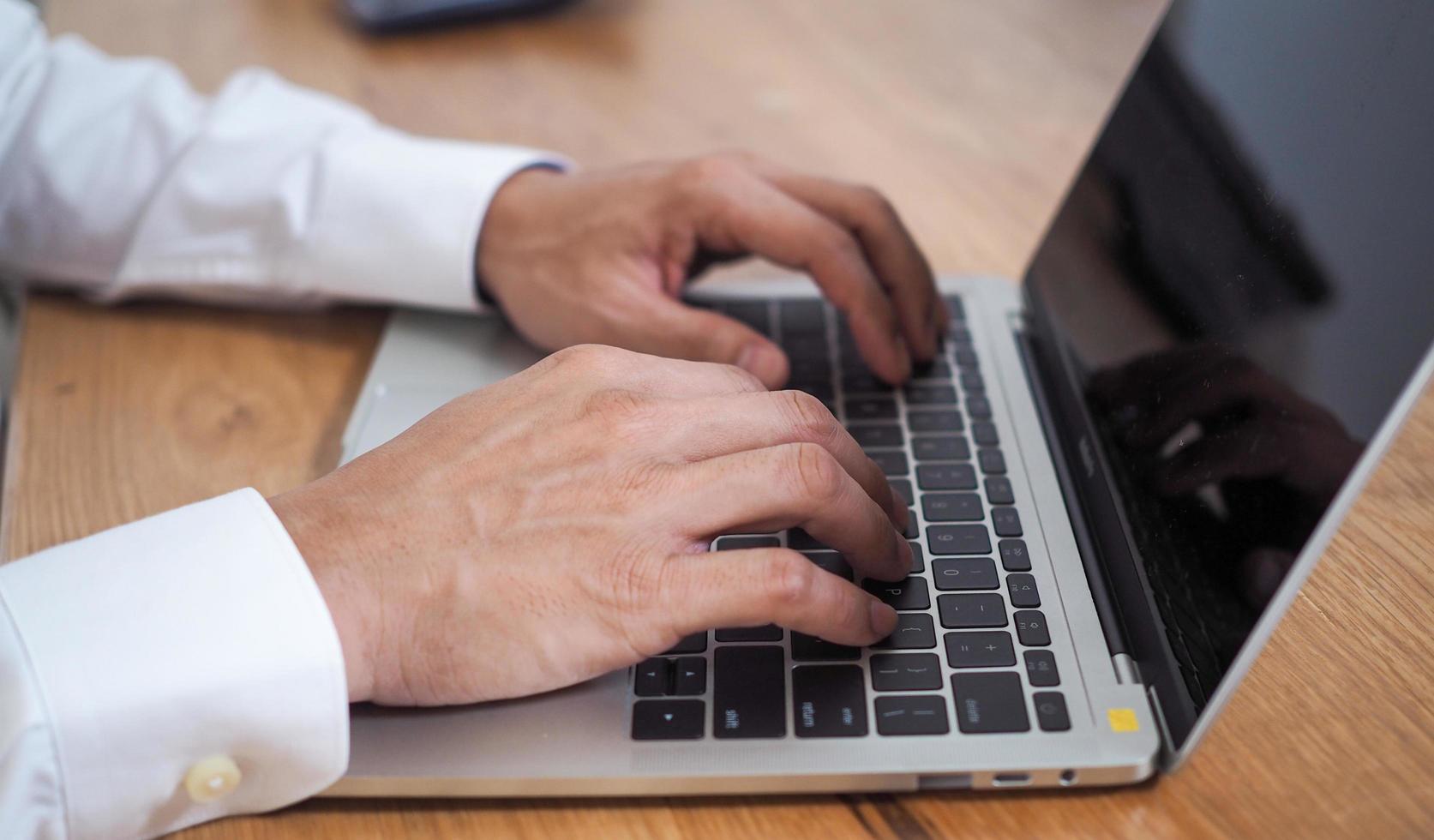 los hombres de negocios usan el teclado en el escritorio. foto