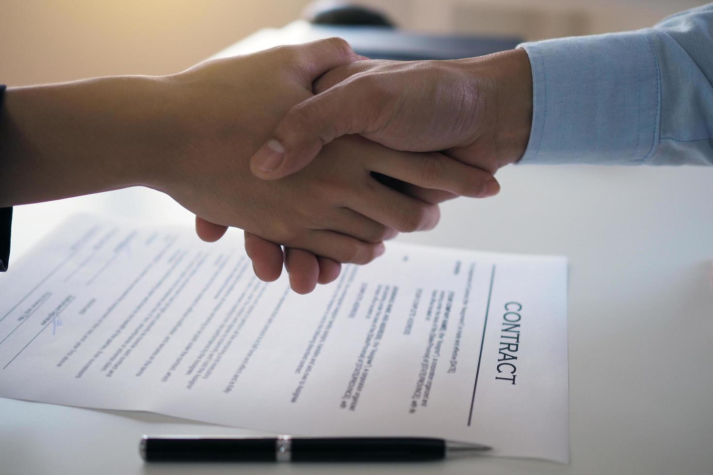 dos hombres de negocios se unen para firmar un contrato. empresa conjunta para hacer negocios juntos foto