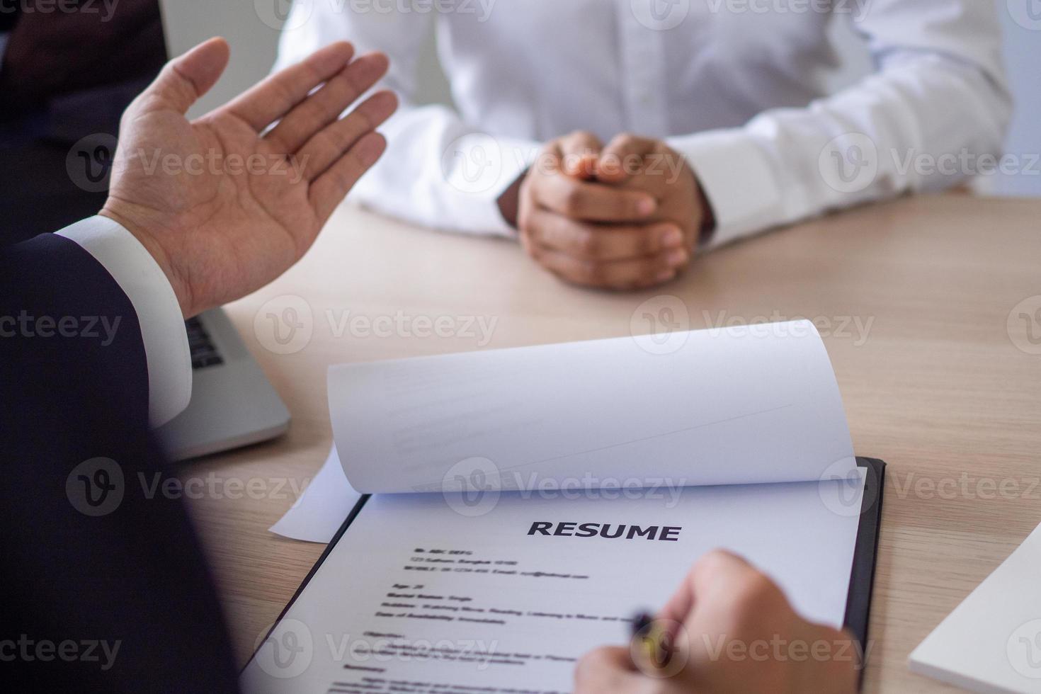 el gerente entrevista a los solicitantes o candidatos y lee el currículum. el gerente pregunta sobre la experiencia laboral y discute la actitud hacia la empresa. nuevos conceptos de empleados foto