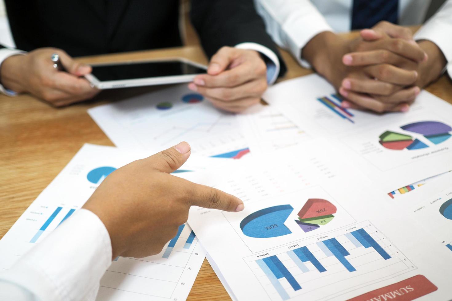 Lluvia de ideas sobre planes de inversión en bolsa. con datos estadísticos que muestran ganancias e ingresos. concepto de trabajo en equipo foto