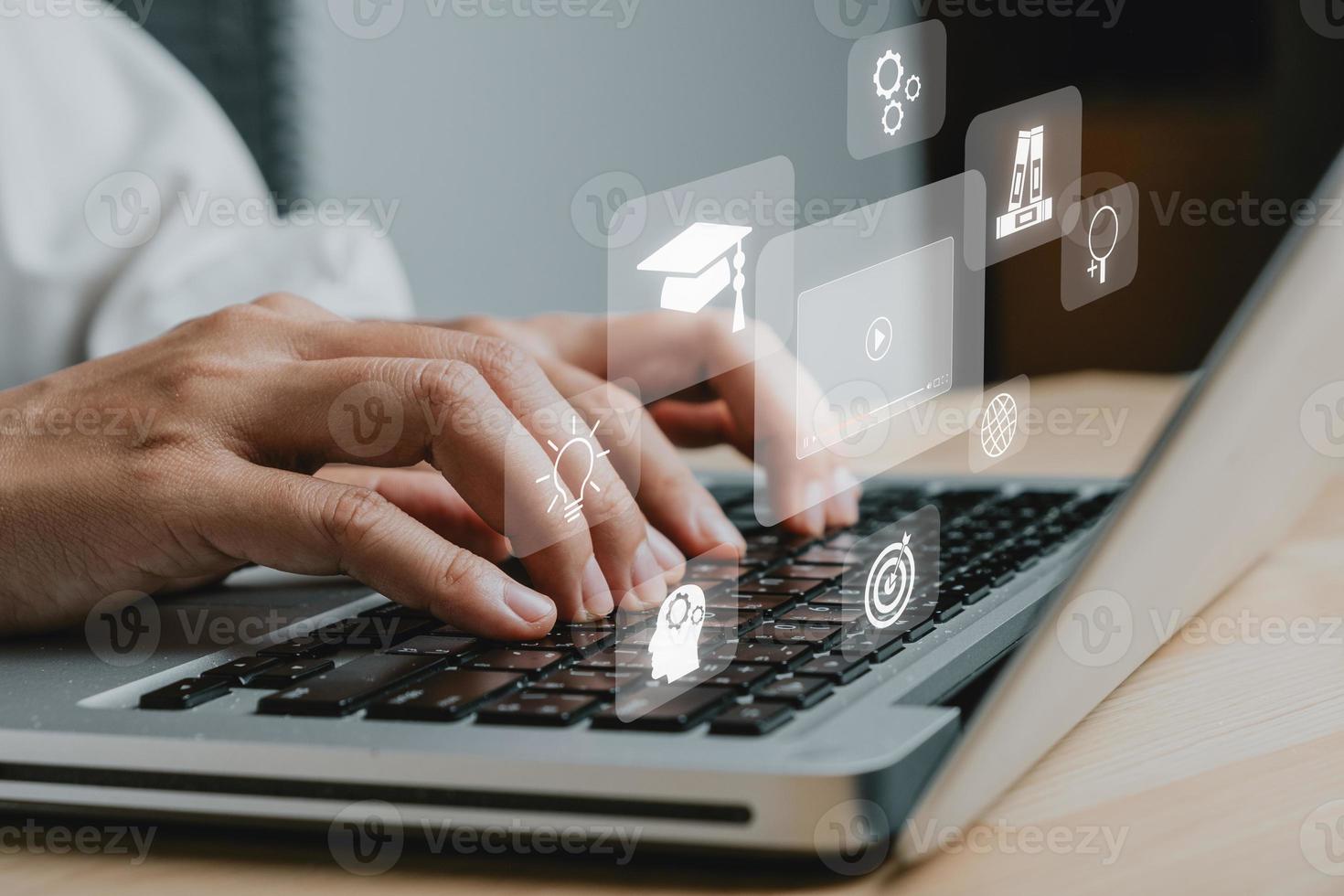 capacitación en educación en línea, mujer que usa una computadora portátil en una mesa de escritorio con fondo de icono de educación en pantalla vr, seminario web en línea. foto
