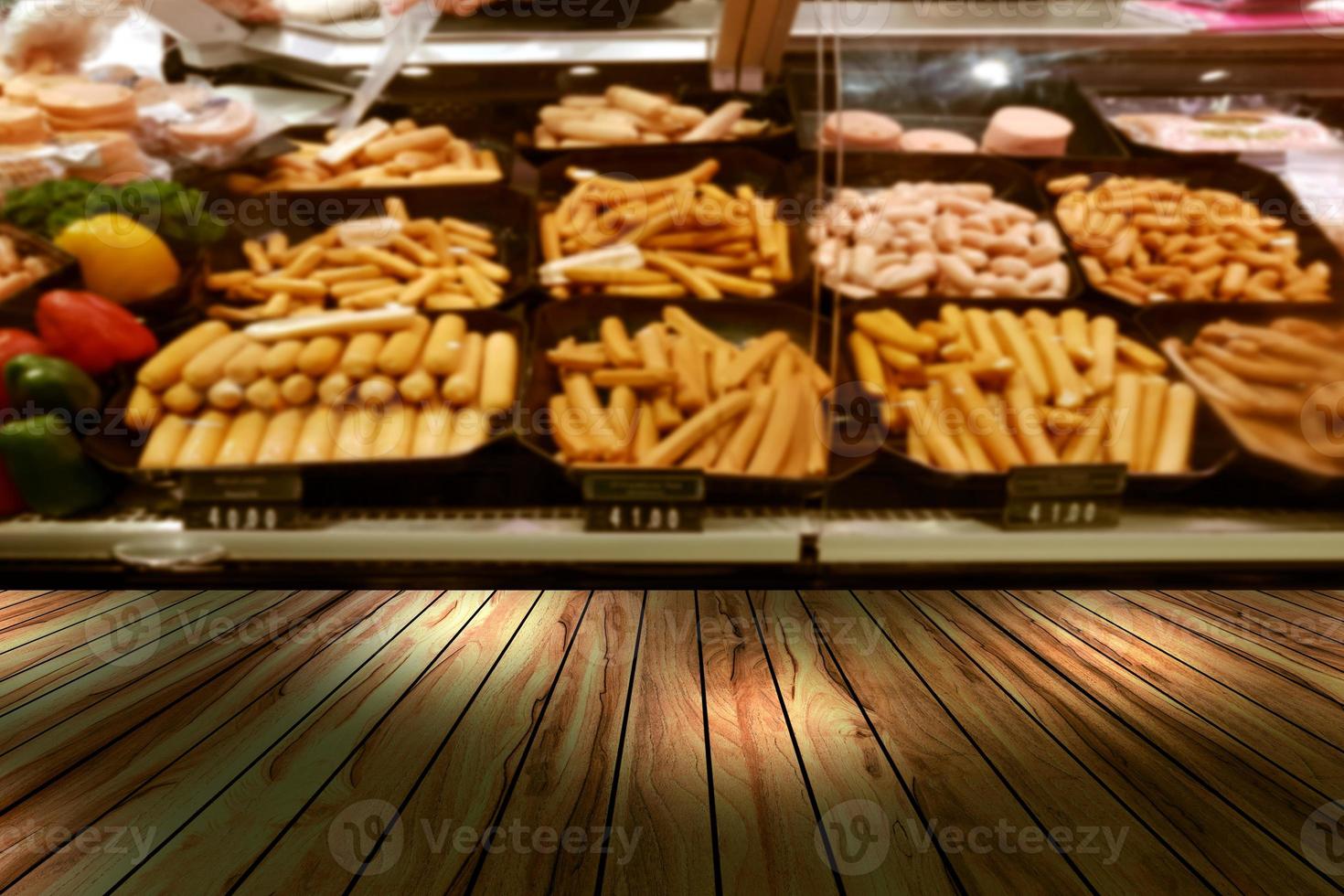 escritorio superior con fondo de restaurante borroso, mesa de madera foto