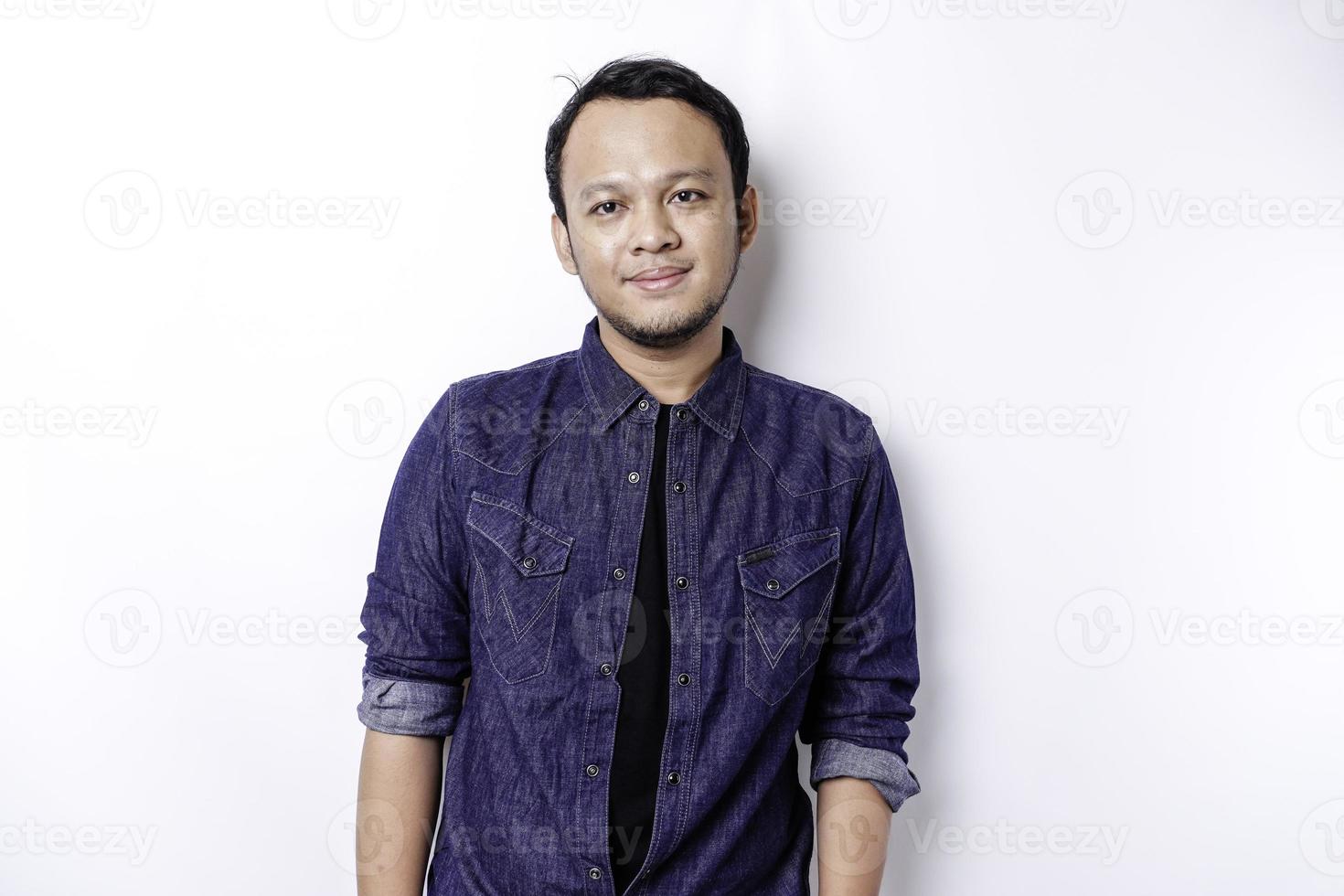 un retrato de un hombre asiático sonriente vestido con una camisa azul, aislado de fondo blanco foto