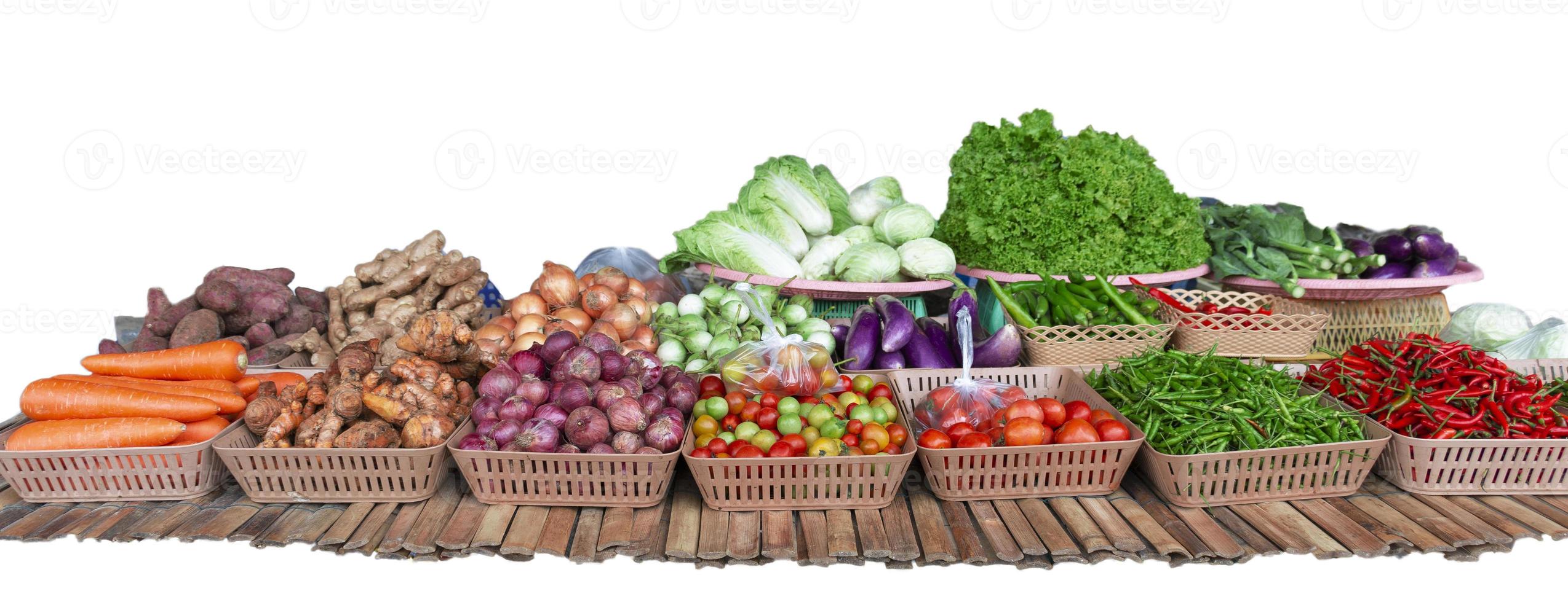 puesto de verduras tailandesas crudas frescas aisladas foto