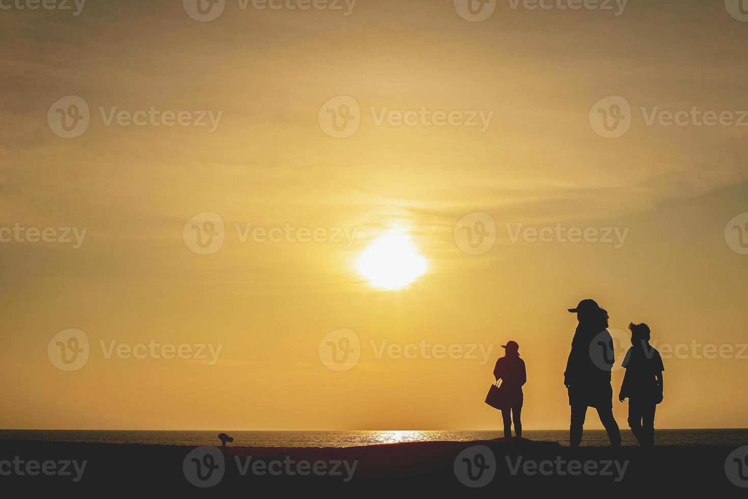 silueta de personas con fondo de puesta de sol foto