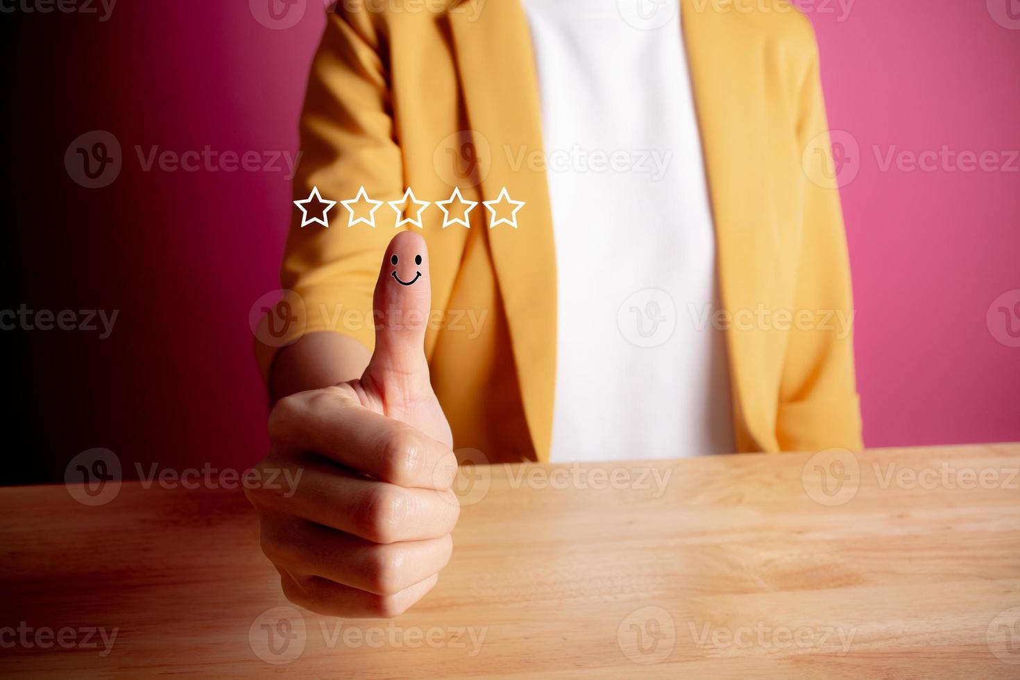 mejor calificación de servicios excelentes para la satisfacción. concepto de satisfacción de la experiencia del cliente. mano del cliente con el pulgar hacia arriba icono de cara sonriente de emoción positiva y cinco estrellas con espacio de copia. foto